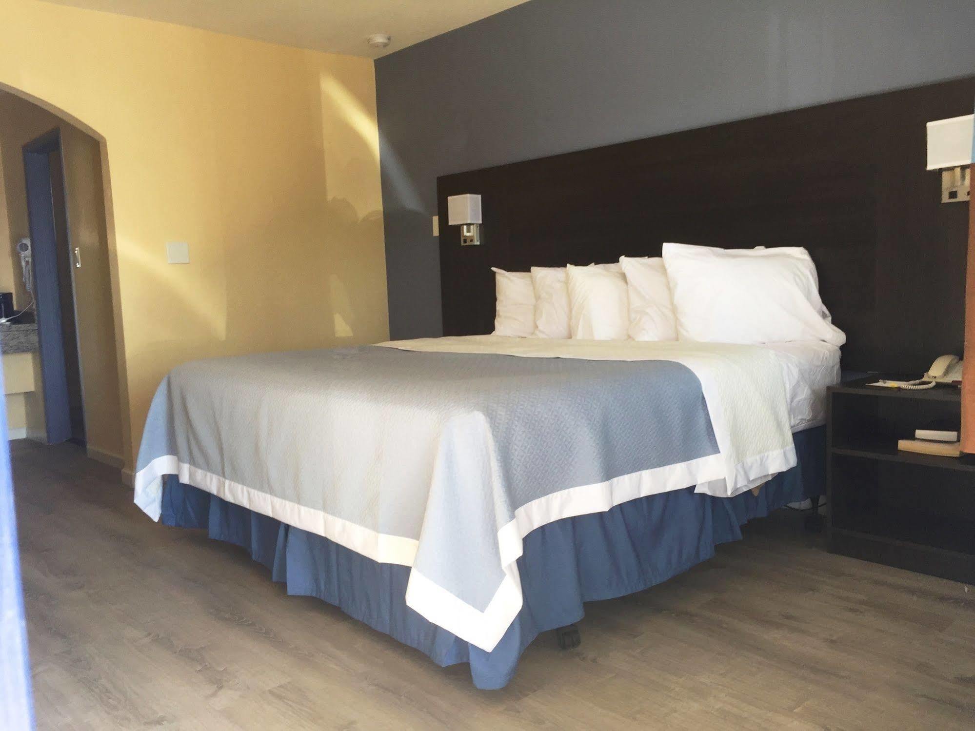Days Inn By Wyndham Airport - 피닉스 외부 사진